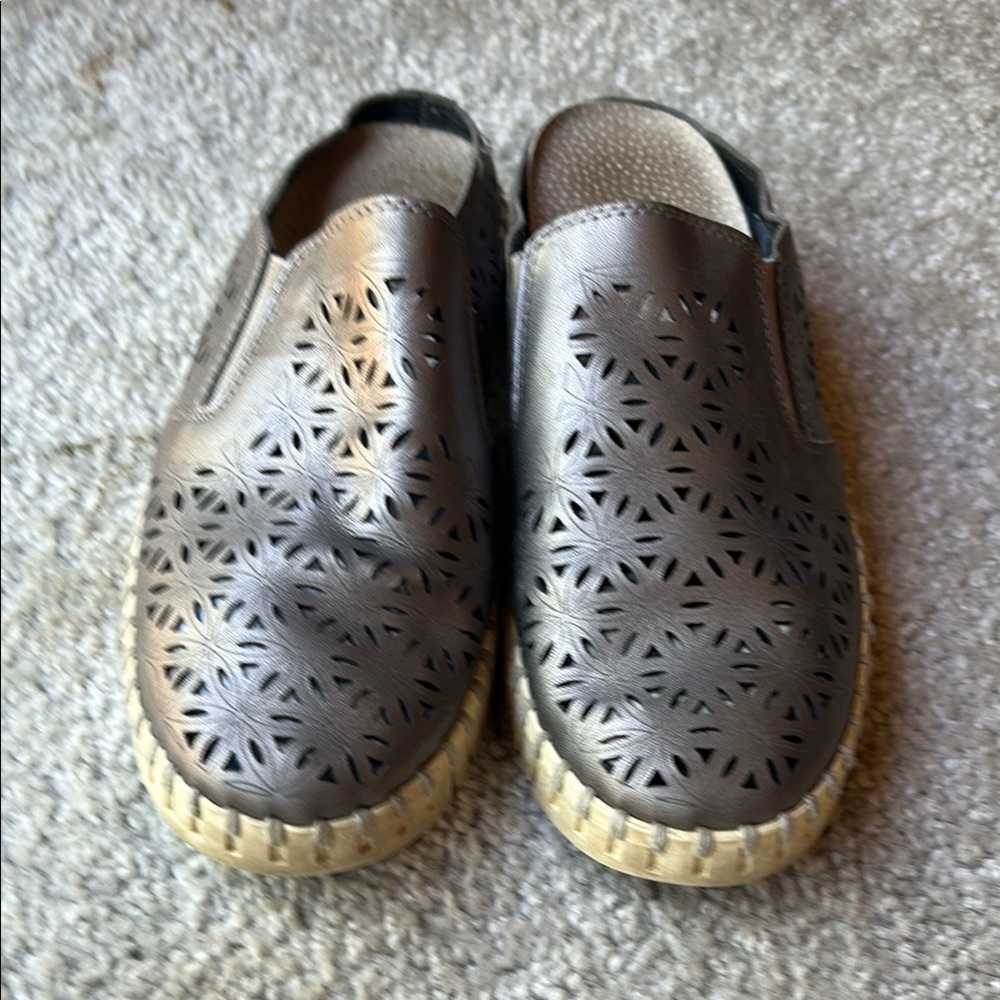 Ilse Jacobsen metallic gray Mules with Perforated Design